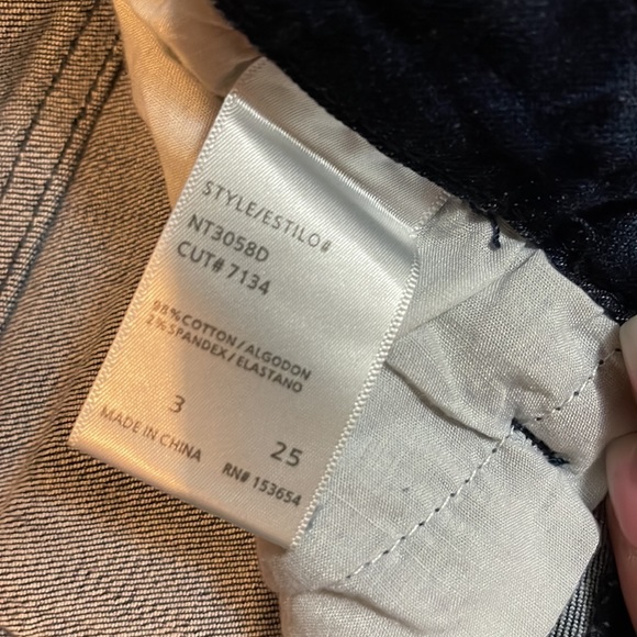 Pink Lily jeans. SuE 3/25. Distressed.. no tags but never worn - Picture 3 of 3